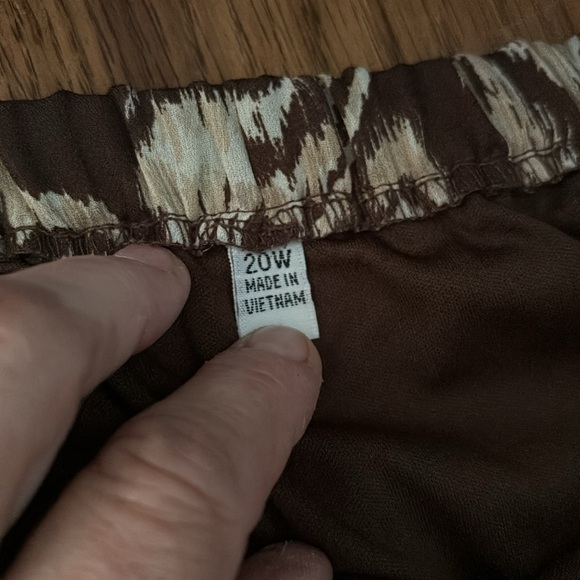 Women’s Brown, White & Tan Paisley Print Elastic Waist Skirt Sheer Solid Hem 20W - Picture 12 of 16